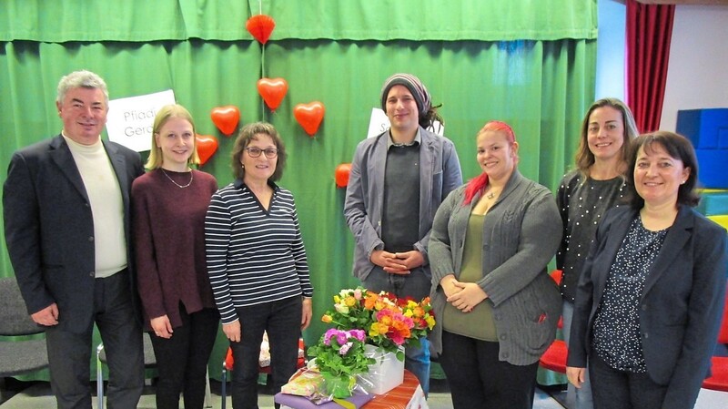 Gerda Limmer mit Bürgermeister Ludwig Greimel, Kindergartenreferentin Steffi Hübl, stellvertretender Kindergartenleiterin Anja Lanzinger und den Vertretern des Elternbeirats.