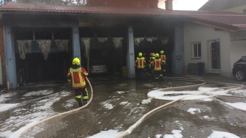 Beim Brand in der Werkstatt in Regen entstand hoher Sachschaden.