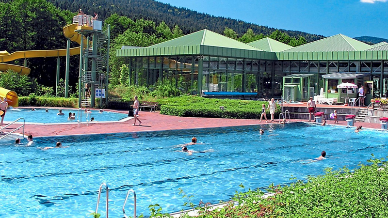Gute Nachrichten für Schwimmbäder wie das Lamer Osserbad: Der Wiedereröffnung steht - abgesehen von Kontaktdatenverfolgung und weiteren Hygieneauflagen - nichts mehr im Wege.
