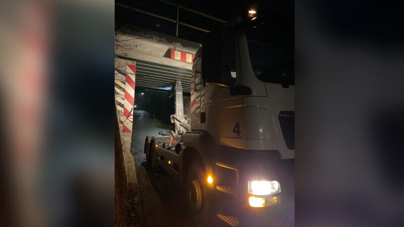 Ein Lastwagen blieb in Kirchdorf am Inn unter einer Bahnunterführung stecken.