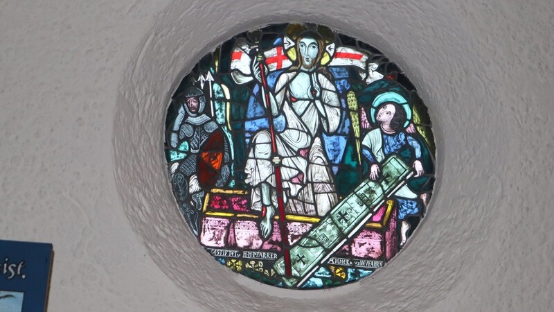 "Der von den Toten auferstanden ist": ein Glasfenster in der Kirche Mariä Himmelfahrt in Neufahrn.