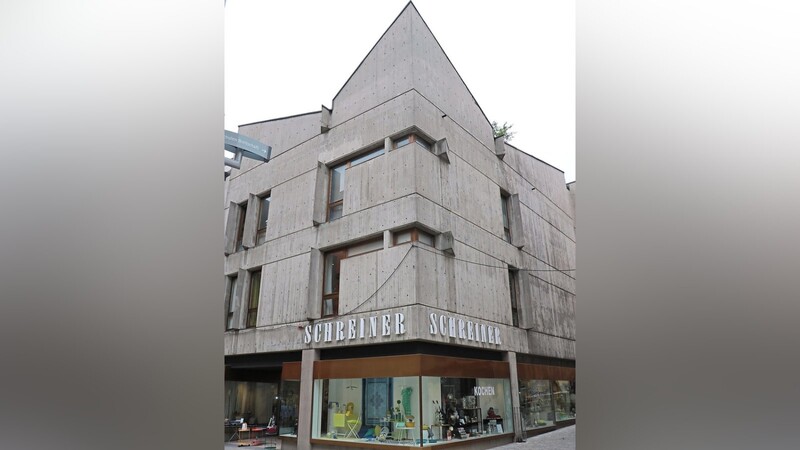 Das Geschäftshaus in der Salzburger Gasse wurde 1970 gebaut. Das Gebäude wurde für die Nutzung als Haushaltswarengeschäft zugeschnitten.