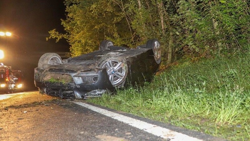 Unfall Freitagnacht unmittelbar nach dem Ortsausgang Schöllnach in Richtung Iggensbach. Dabei landete ein 18-jähriger Fahranfänger mit seinem BMW auf dem Dach.