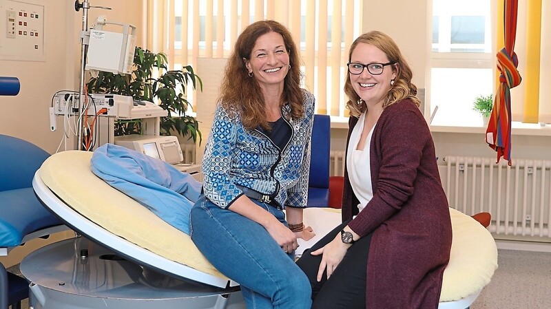 Friederike Kufner (links) und Theresa Eberl arbeiten im Beleghebammenteam des Klinikums Landshut.