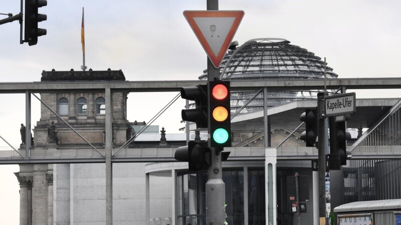 Rot, Gelb und Grün: Die Ampel-Koalition im Berliner Reichstag steht.