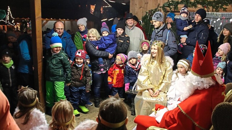 Der Nikolaus war förmlich umringt von den vielen Kindern.