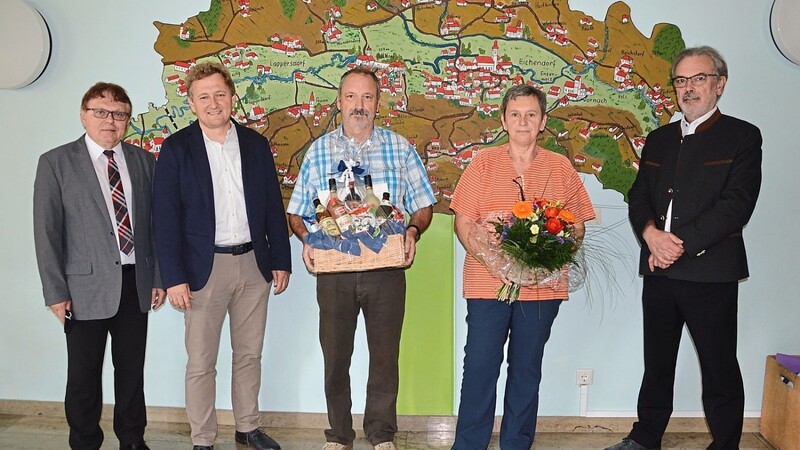 Konrektor Günther Sicheneder (v.l.), Bürgermeister Josef Beham, Max und Annemarie Nirschl und Rektor Helmut Lallinger.