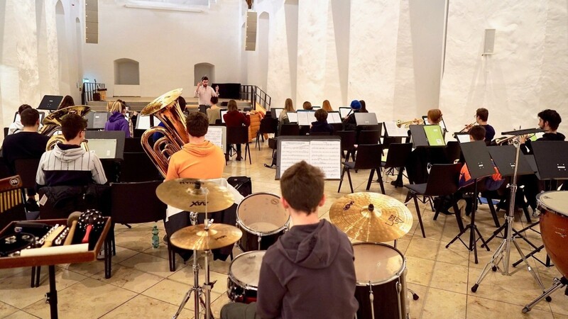 Aufmerksam schauen die Mitglieder des Jugendblasorchesters der Stadtkapelle zu ihrem Dirigenten und Orchesterleiter Christian Janker, von dem die Impulse kommen.