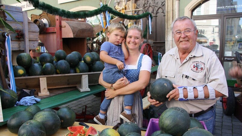 Karin Blendl und Xaver Meier von den Oldtimerfreunden Wiesendorf verkauften Wassermelonen.