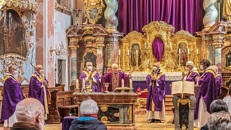 Mit sechs Konzelebranten feierte der Regensburger Bischof (Mitte) ein Pontifikalamt in der Mettener Basilika.