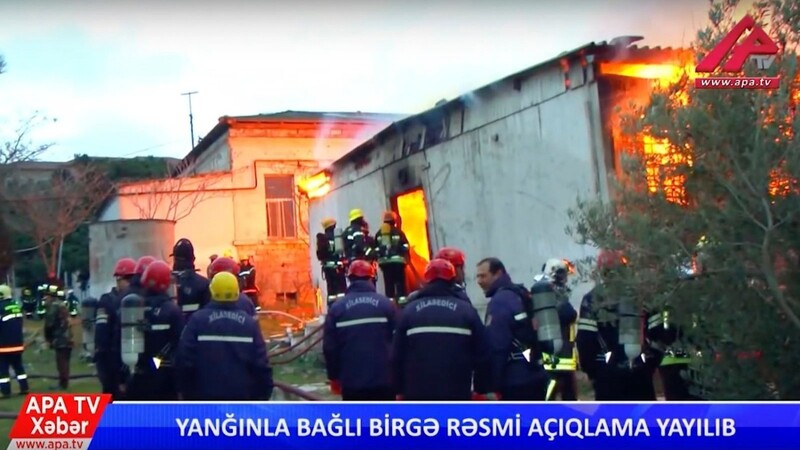 Das von dem APA TV - Aserbaidschans Fernsehen zur Verfügunng gestellte Standbild zeigt Feuerwehrleute, die das Feuer in einer Drogenklinik löschen. Aserbaidschanische Behörden gehen von mindestens 24 Toten aus.