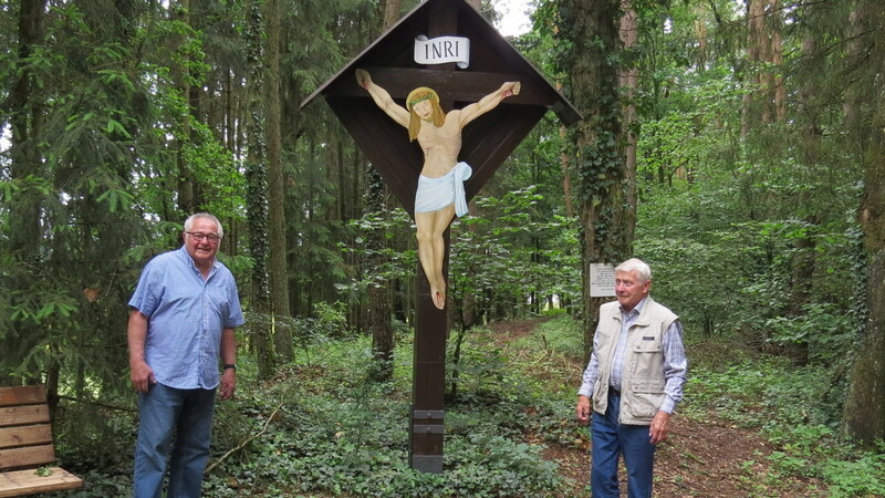 Sektionsvorsitzender Xaver Grötsch (links) und Malermeister Fritz Troppmann senior beim frisch restaurierten Kreuz.
