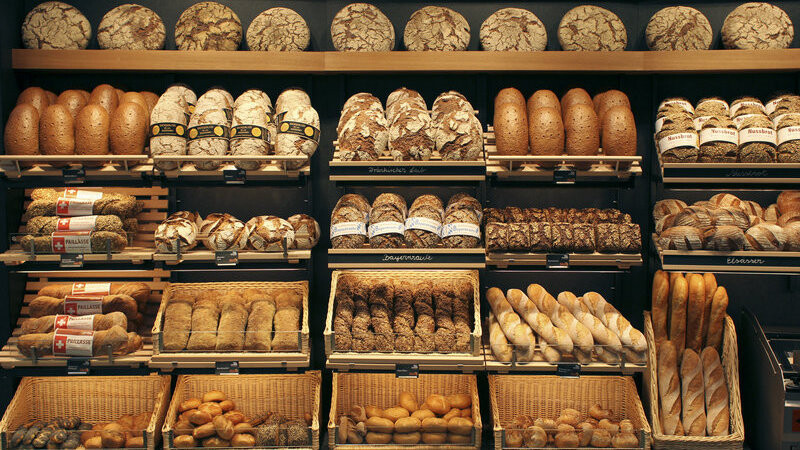 Es könnten sich Metallteile im Brot befinden (Symbolbild)