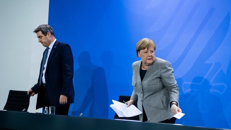 Bundeskanzlerin Angela Merkel und der bayerische Ministerpräsident Markus Söder geben die neuen Beschlüsse bekannt.