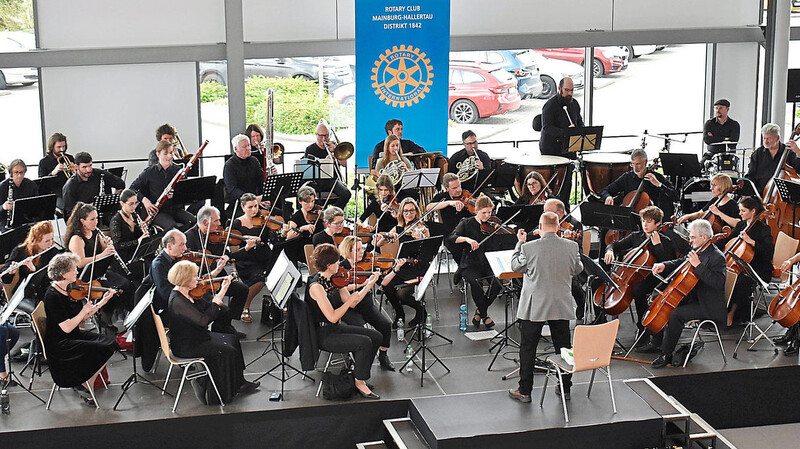 In Symphonieorchestergröße spielte das Hallertauer Kammerorchester in der Halle von Auto Köhler auf.