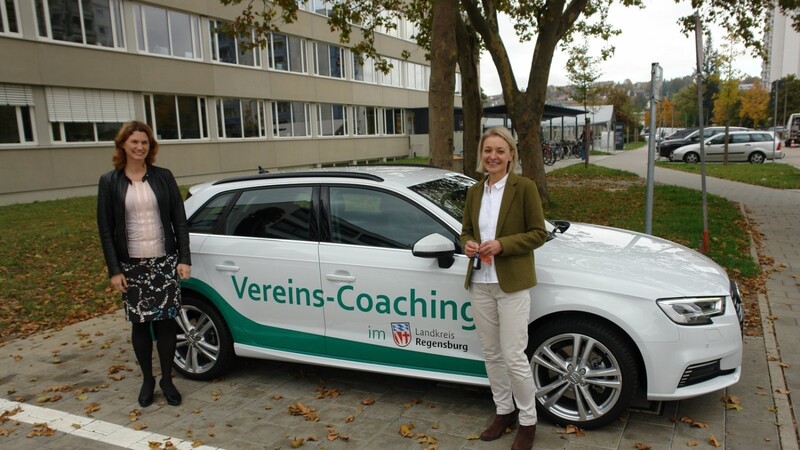 Landrätin Tanja Schweiger und die Leiterin der Freiwilligenagentur, Dr. Gaby von Rhein, neben dem E-Hybrid-Auto, das eigens angeschafft wurde, um die Vereine im Landkreis zwecks Coachings anfahren zu können.
