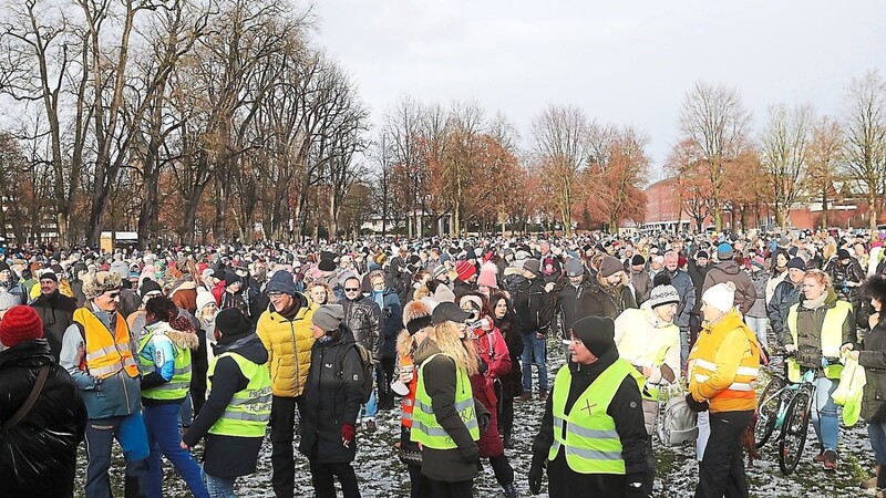 Laut Polizei wurden für die Demonstration am Samstag 700 Teilnehmer angemeldet. In der Spitze seien es aber knapp 1500 Menschen gewesen, die sich auf der Ringelstecherwiese versammelten.