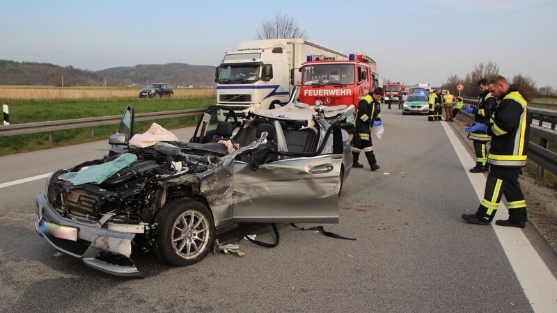30 Feuerwehrler und ein Rettungshubschrauber waren am Samstag auf der A3 bei Kirchroth (Kreis Straubing-Bogen) im Einsatz. Dort war es zuvor zu einem folgenschweren Unfall gekommen.