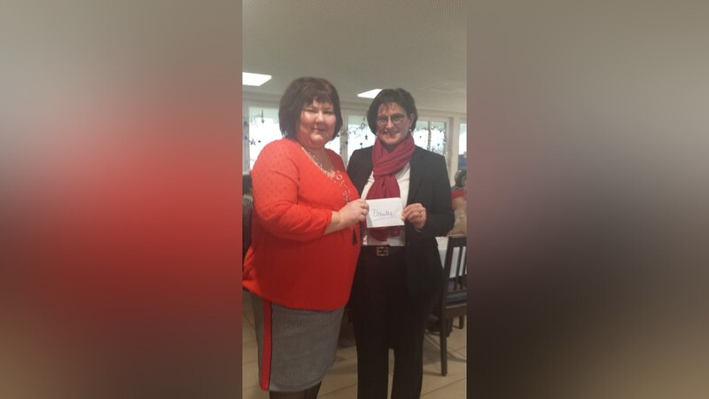 Bürgermeisterin und MdL Dr. Petra Loibl überreichte eine Spende.