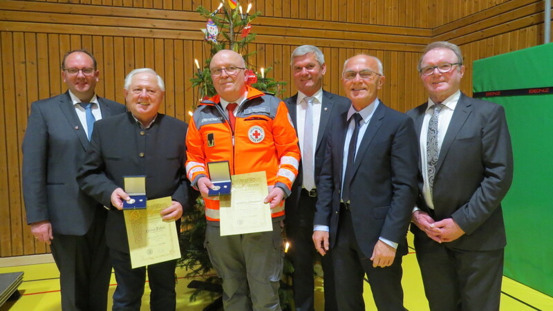 Helmut Daffner (mit Urkunde, links) und Martin Schmauser wurden mit der Bürgermedaille in Silber ausgezeichnet.