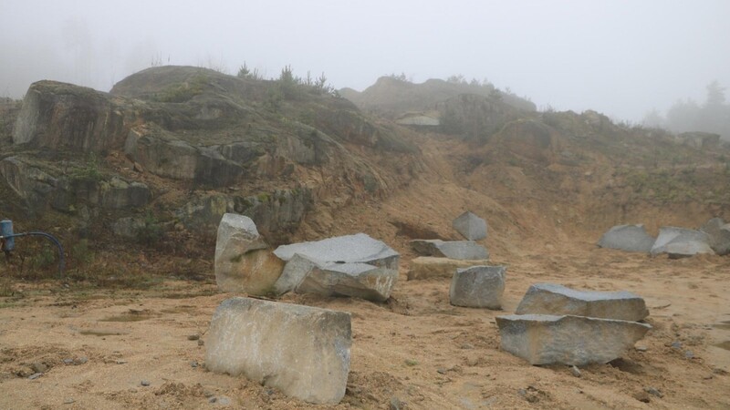 Nur in den Steinbrüchen der Region ist der Granit freigelegt.