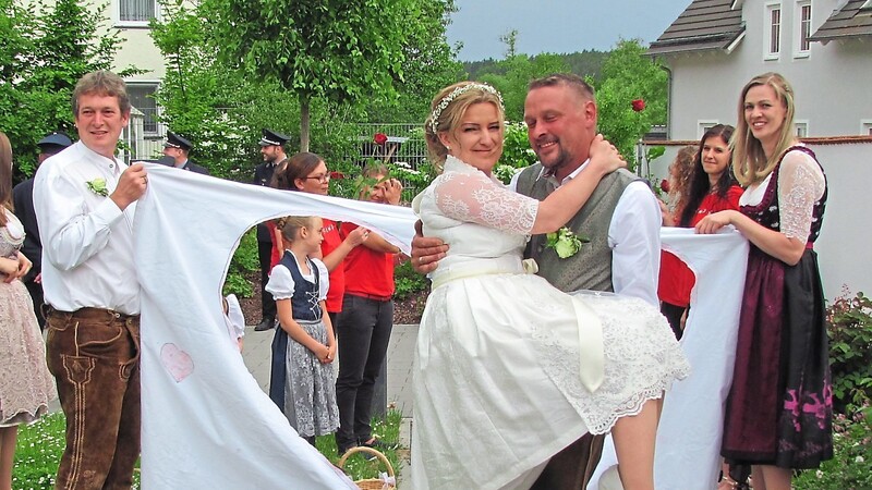 Das frisch vermählte Paar Matthias und Daniela Klapper auf dem Weg in die gemeinsame Zukunft.