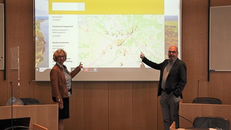 Jutta Staudinger, Vorsitzende der ILE Donau-Isar, und Wolfgang Fruhmann erklären die RegioApp.