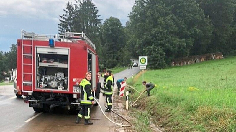 Die Feuerwehr Pirka reinigte die stark verdreckte Straße, die durch den Viechtacher Ortsteil führt.