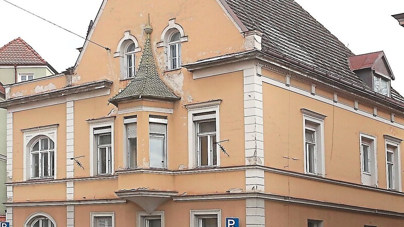 Auch die Zahnarzt-Villa am Bismarckplatz soll demnächst von der Liste der sanierungsbedürftigen Häuser verschwinden.