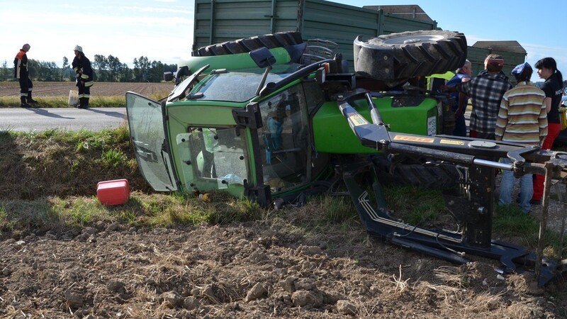 Auch der Traktor konnte der Wucht des Aufpralls nicht standhalten. (Foto: Ertl)