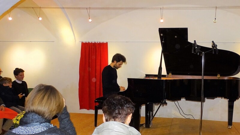 Der junge Pianist Kilian Langrieger begeistert die Zuhörer mit seinen Darbietungen.