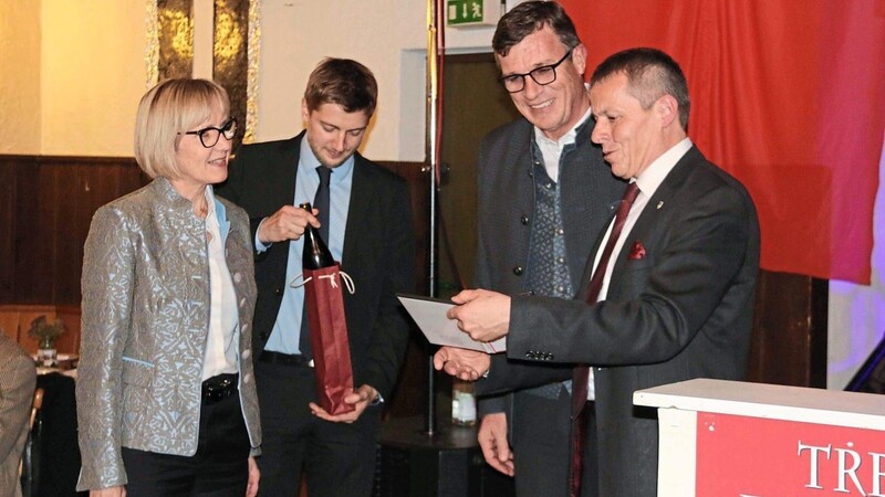 Die Vorsitzenden Martin Frank und Andreas Eisenhart bedankten sich beim diesjährigen Schirmherrn Michael Matt und dessen Frau Birgit.