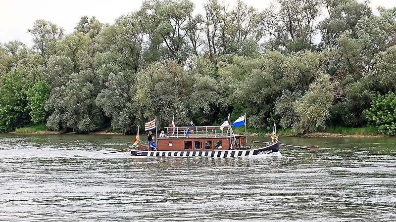 Motorisierte Ulmer Schachtel bei einer Fahrt auf der Donau.