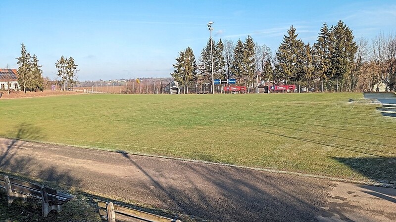 Ein Jahr lang soll ein Mähroboter probeweise das Haupt-Fußballfeld der DJK Ast mähen.