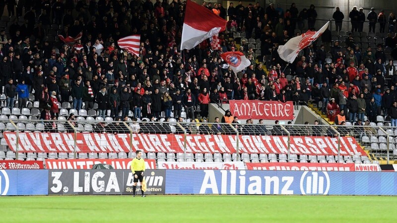 "Bayern-Amateure gegen Montagsspiele" - wegen dieses Banners wurde ein Fan mit einem Hausverbot belegt.