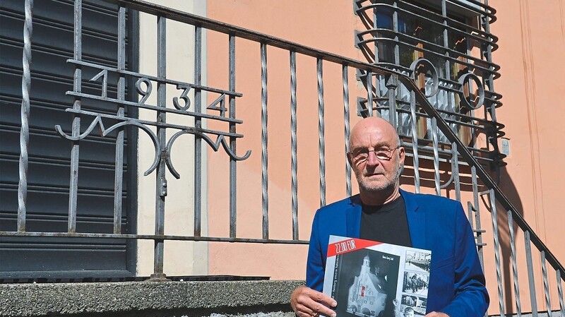 Hanns Seidl, hier vor dem Gebäude Am Graben in Mainburg, in dem einst die Kreisleitung der NSDAP residierte, beschäftigt sich in seinem neuen Buch mit den Verstrickungen der Mainburger in das NS-Regime.