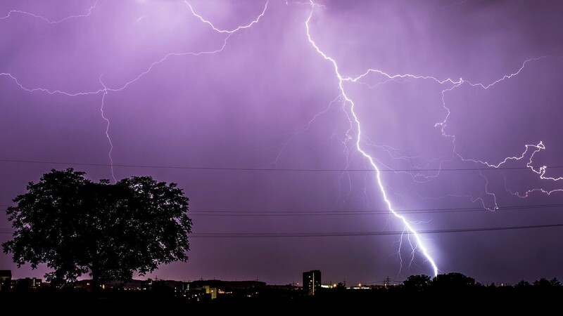 Dieser Blitz schlug im August 2018 bei Stuttgart ein. Durch die neuesten Messungen verstehen Forscher die elektrischen Wolkenentladungen besser.