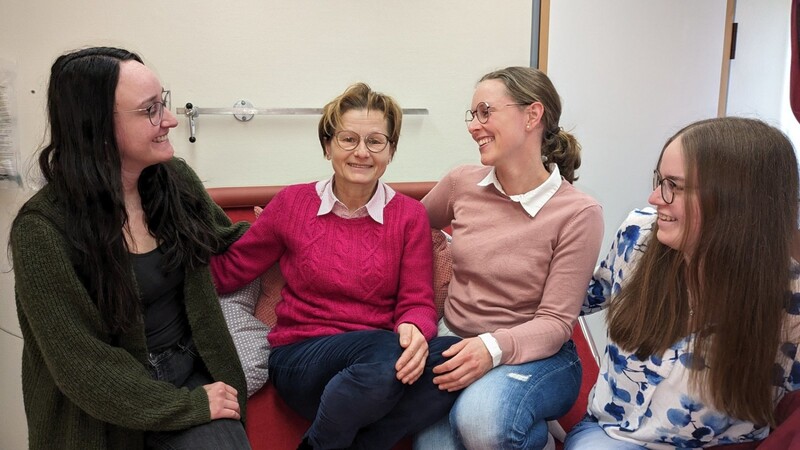 Heike Schmidl (Zweite von links) ist seit 30 Jahren Hebamme. Sie begleitete bereits die Geburten von Anna Daubner, Alena Roßberger und Franziska Huber (von links) - jetzt sind die drei ihre freiberuflichen Kolleginnen.
