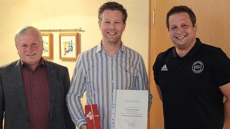 Dritter Bürgermeister Xaver Hagn (l.) und Vorsitzender Thomas Lorenz (r.) gratulierten Florian Dorfner-Mock zu seinem Titel.
