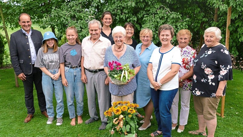 Jubilarin Paula Schönberger (mit Blumen) im Kreise ihrer Gratulanten