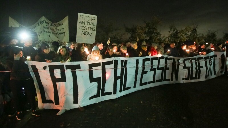 Die Veröffentlichung des Undercover-Videos führte zu wütenden Protesten vor dem "LPT" nahe Hamburg.