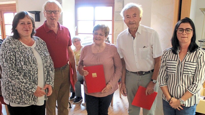 MdB Marianne Schieder (links) und die Ortsvorsitzende Jenny Dietl (rechts) mit den für jeweils 50-jährige Mitgliedschaft geehrten Jürgen Kögler, Wera Müller und Hans-Jürgen Bernhardt.