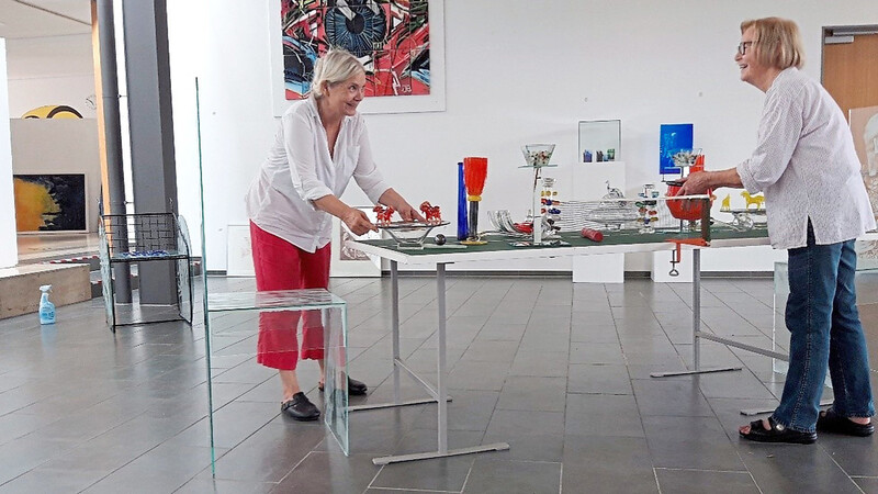 Noch wird vorbereitet: Ursula Merker (rechts) ist heuer die Gastausstellerin bei der 47. Kunstausstellung der Gruppe Kunst in Kelheim.