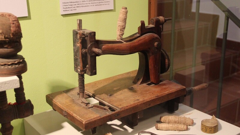 Auch hölzerne Nähmaschinen kann man im Museum am Bogenberg begutachten.