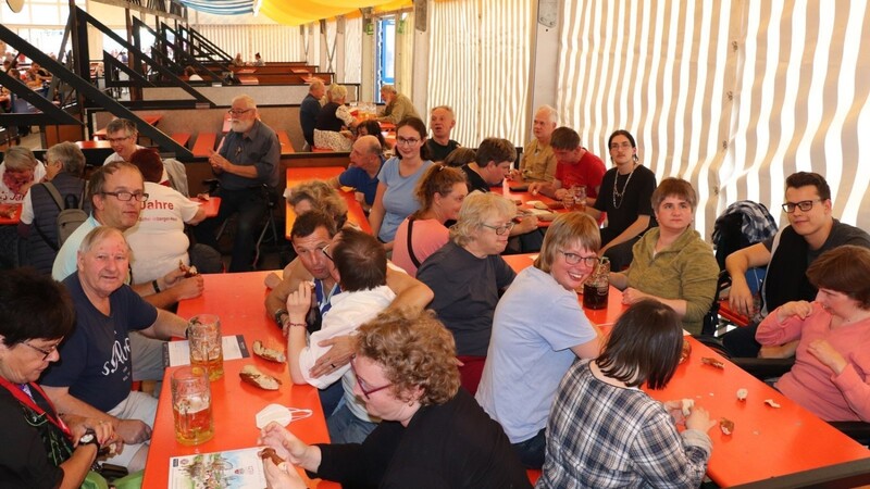 Ein schöner Start in die neue Woche: Einige der Bewohner vom Juliane-Maier-Haus waren gleich direkt von der Arbeit zur Moosburger Herbstschau gekommen und freuten sich auf das Essen und später auf die von der Firma Heinz gespendeten 300 Lose.