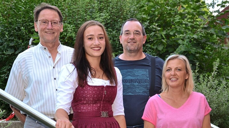 Bürgermeister Hans Sailer (links) und seine beiden Stellvertreter Martin Linseisen und Beatrix Sebald sagten Susanne Kaindl ihre volle Unterstützung bei der Kandidatur zur Hallertauer Hopfenkönigin zu.