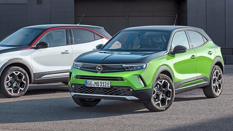 Doppelter Mokka: Opel bringt das neugestaltete SUV sowohl als Verbrenner (l.) als auch als reines E-Auto, wobei der kompakte Rüsselsheimer in der auffälligen Zweifarb-Lackierung nicht nur optisch, sondern auch läuferisch eine gute Figur abgibt.
