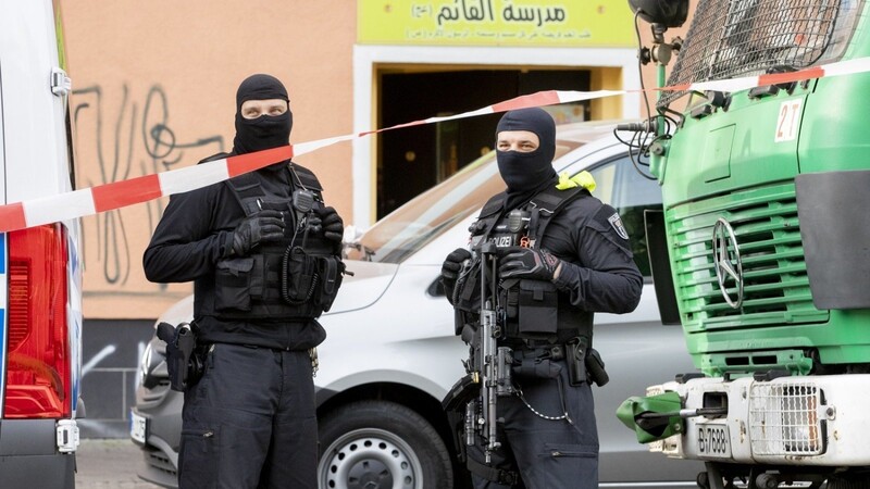 Zwei Polizisten stehen vor der Al-Irschad-Moschee in Berlin. Bundesinnenminister Seehofer hat ein Betätigungsverbot für die Hisbollah ausgesprochen. Polizisten durchsuchten am frühen Morgen vier Moscheen und Vereine in Berlin, Bremen, Dortmund und Münster.