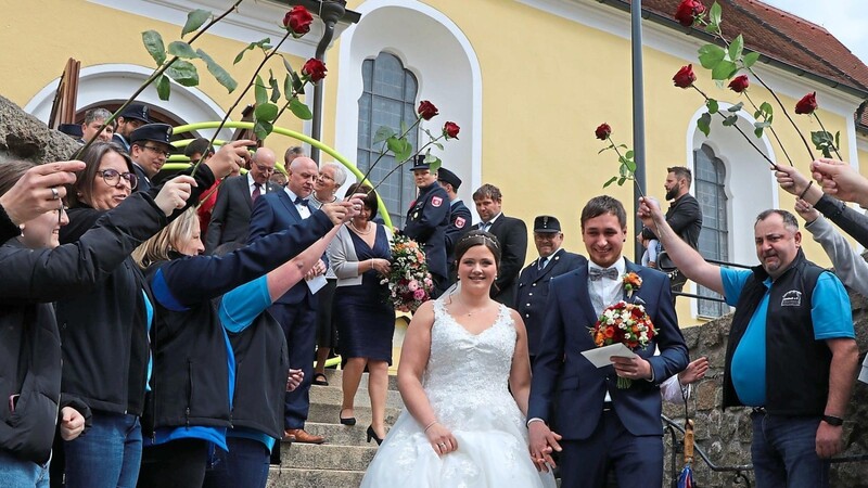 Das Brautpaar wurde von den Vereinen nach der Trauung in Empfang genommen.