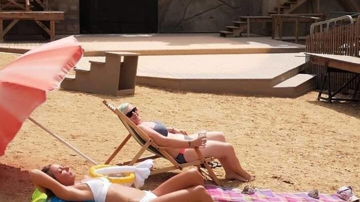 Sommer, Sonne, Sand...: Zwei Furtherinnen nutzten am Dienstag die eine Woche lang leerstehende Arena zu einem Sonnenbad. "Wiederholungstäter" seien aber gewarnt: Laut Bürgermeister ist dies nicht erlaubt.